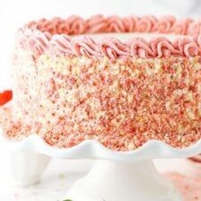 Strawberry Crunch Cake 