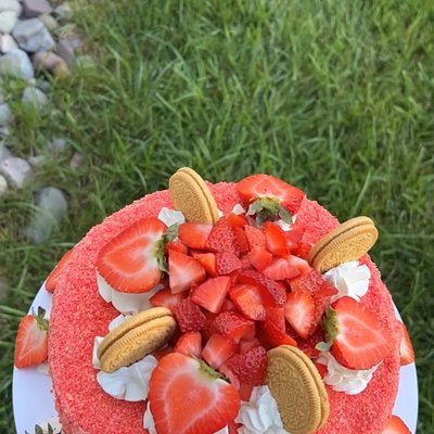 Strawberry Crunch Cake ( 9inch )