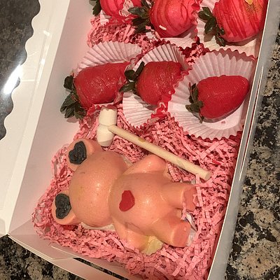 Breakable Bear With 6 Strawberries 