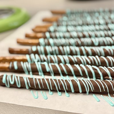 100 Pretzel Rods