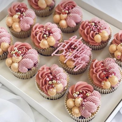 Intricate Design Cupcakes 