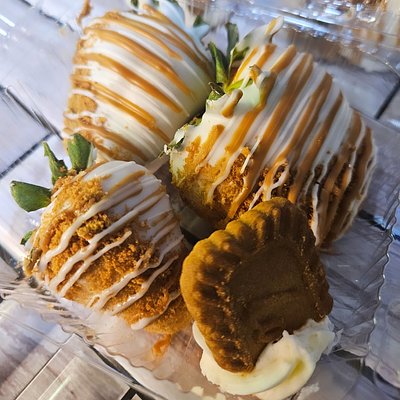 12 White Chocolate Dip Strawberries With Milk Chocolate Drizzle 