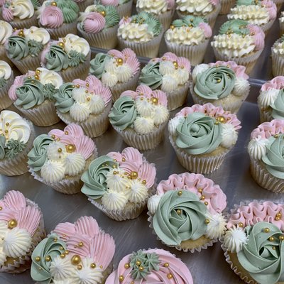 Mixed Piping Cupcakes 