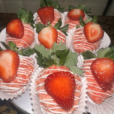 Strawberry Crumble Cheesecake Stuffed Chocolate Covered Strawberries 