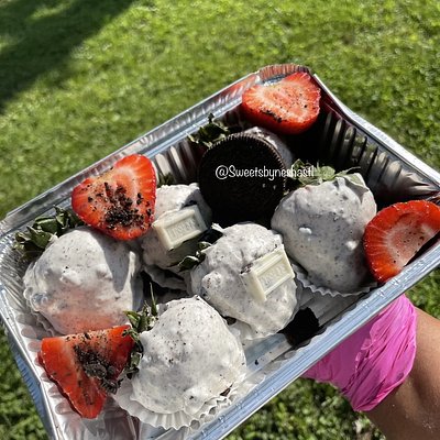 8 Cookie & Creme Strawberries W/ Strawberry Slices & Oreo Pieces