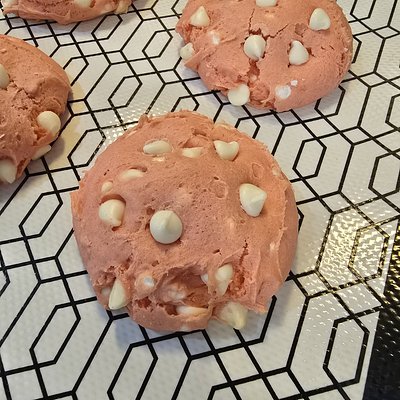 Strawberry 'N Cream Cookies