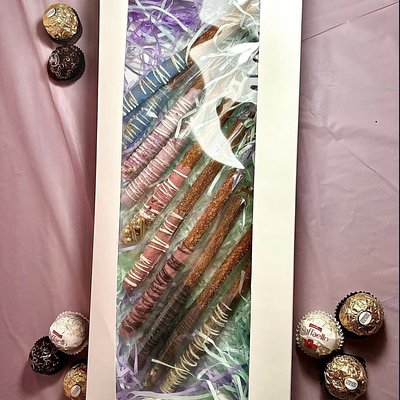 1 Dozen Chocolate Covered Pretzel Rods 🎀