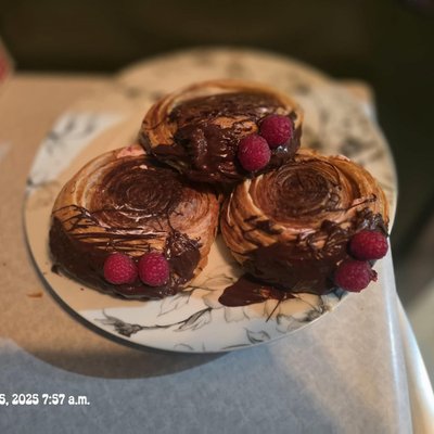Stuffed Raspberry Cream With chocolate 3pc 