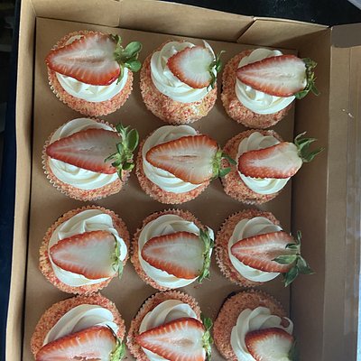 6 Strawberry Crunch Cupcakes