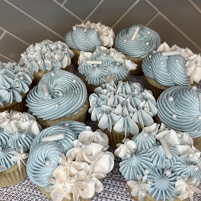 Chocolate & Vanilla Cupcakes 