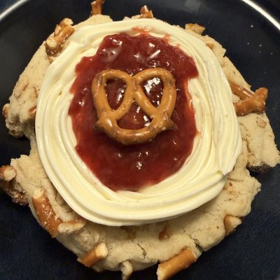Six Strawberry Pretzel Pie Cookies 