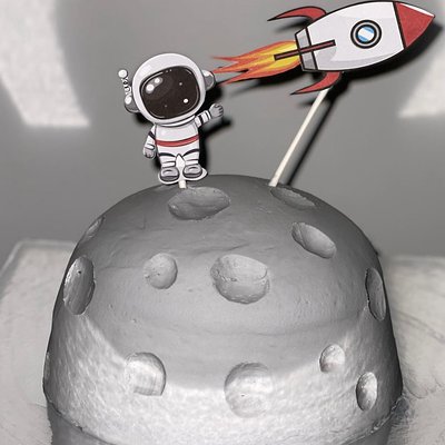 087. The Moon Buttercream Cake 6” ~12 Servings