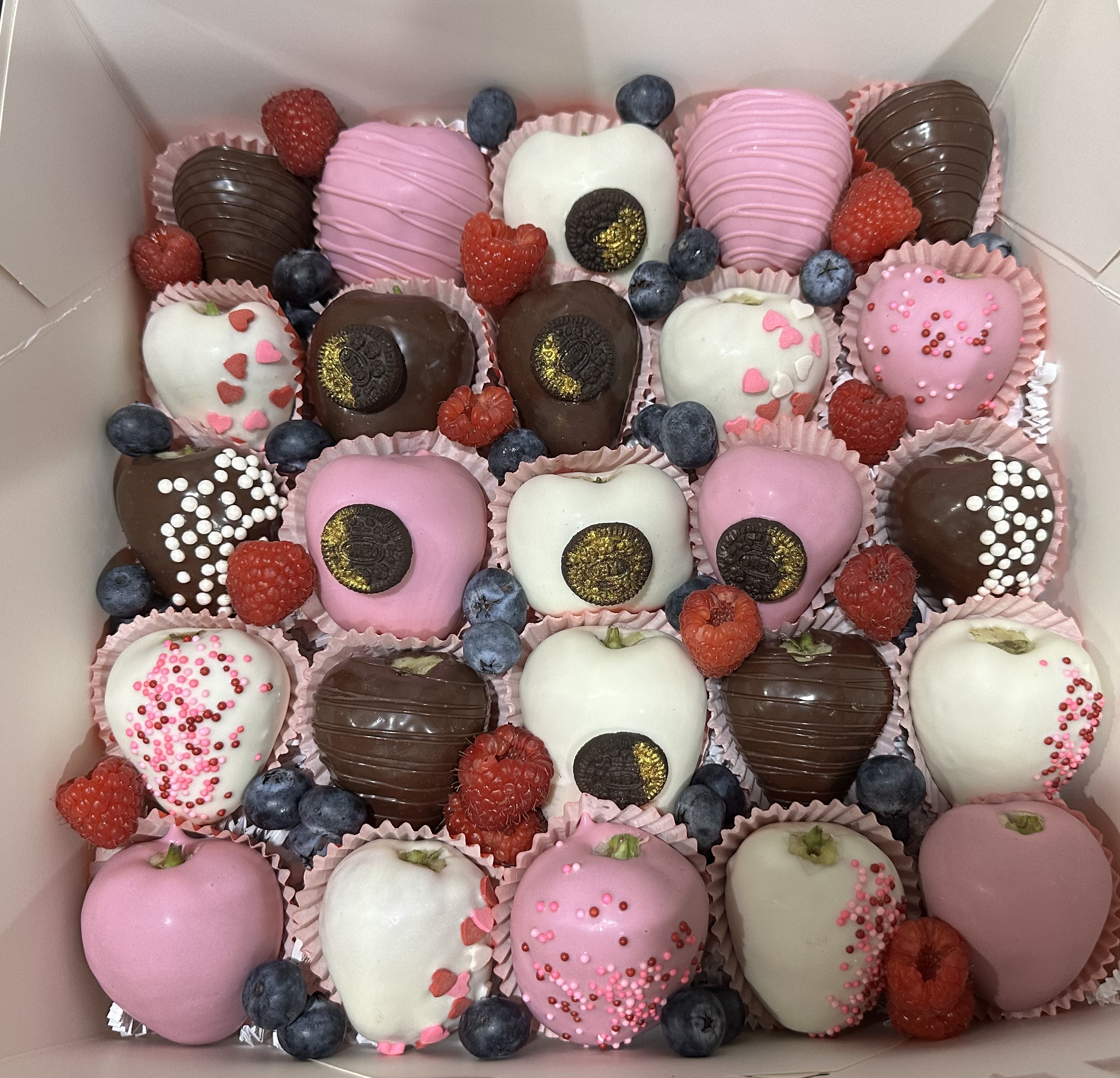 Berry Box (Includes: 24 Strawberries, Blueberries, Raspberries and Oreos)