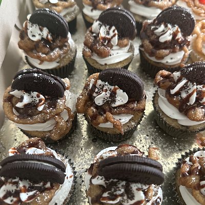 Oreo Funnel Cake Cupcakes