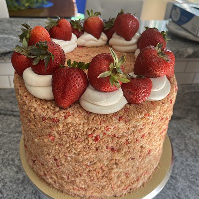 Strawberry Crunch Cake 