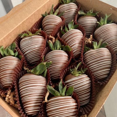 CLASSIC DIPPED AND DRIZZLE-Strawberries/12pc