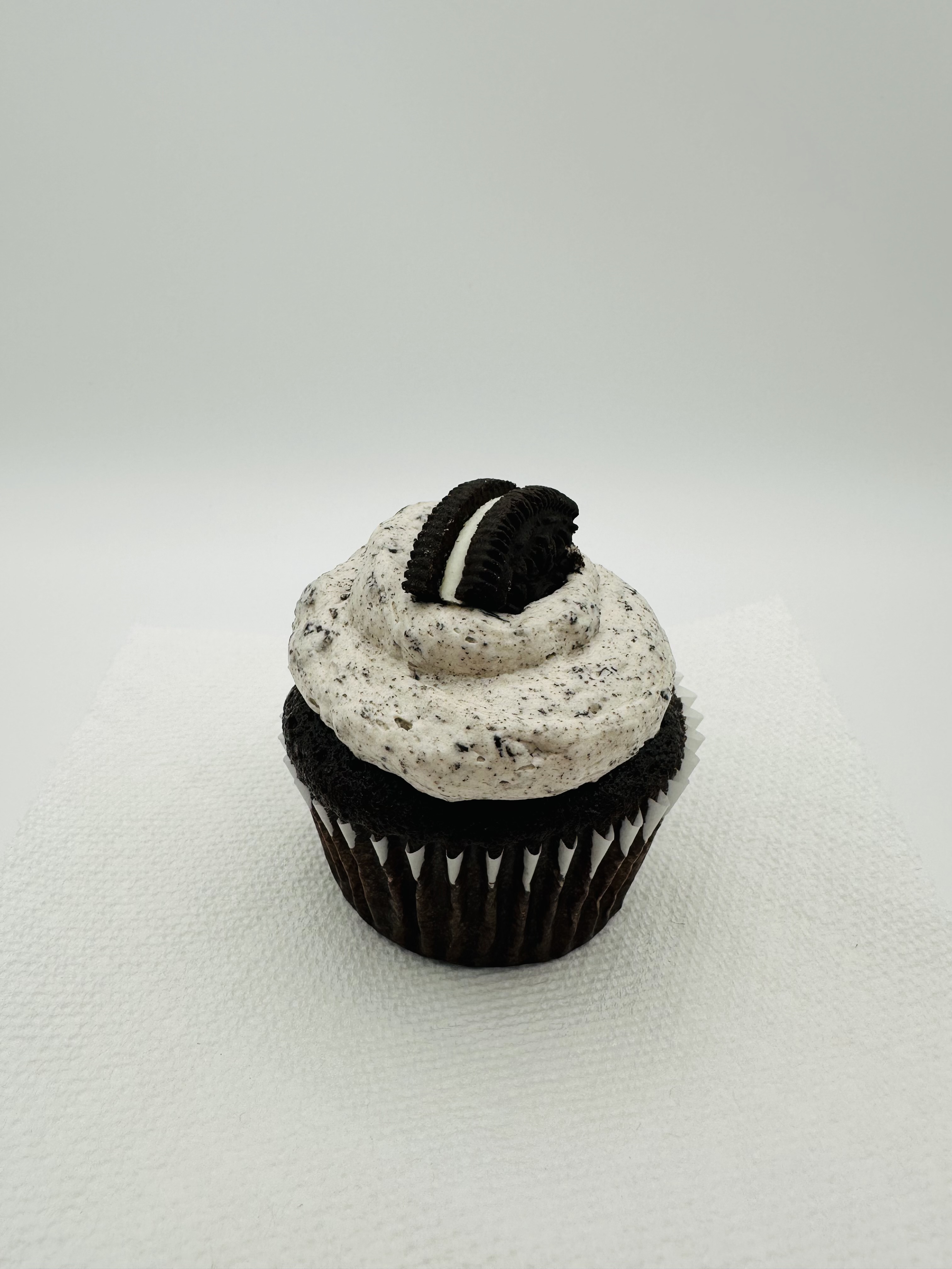 12 Chocolate Cupcakes w/ Oreo Buttercream 