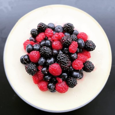 NY Style Cheesecake with Fresh Berries