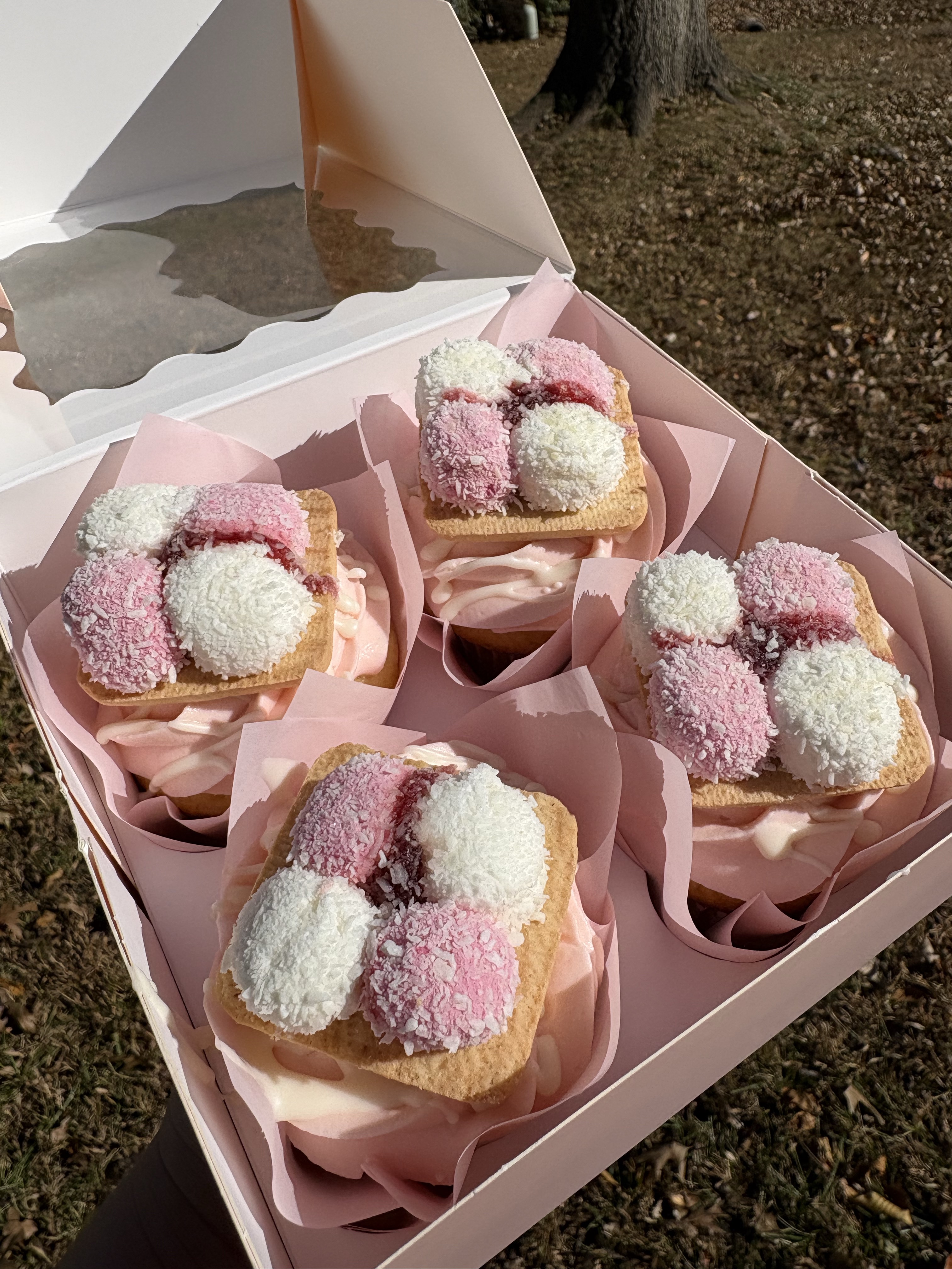DOZEN SPONGE PUFF DELIGHTS🩷🤍🩷🤍