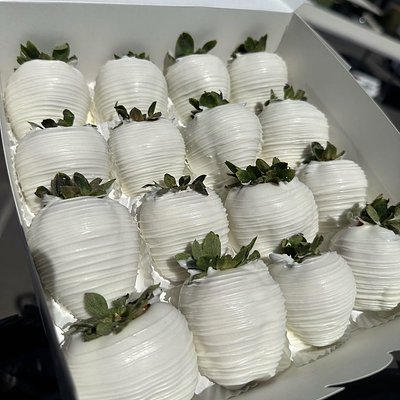 Plain Dozen Strawberries 