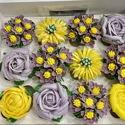 12 Classic Floral Cupcakes