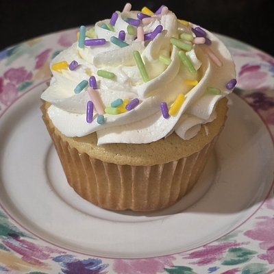 Vanilla Cupcakes With Vanilla Frosting - 6 Count