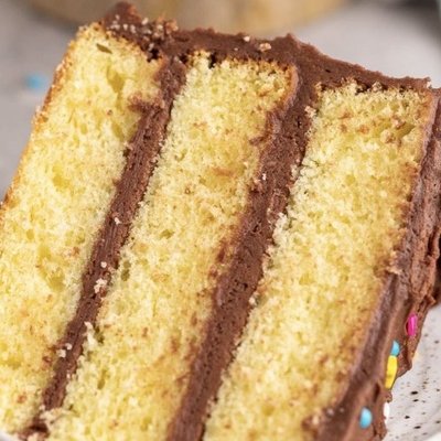 Yellow Cake With Chocolate Buttercream 
