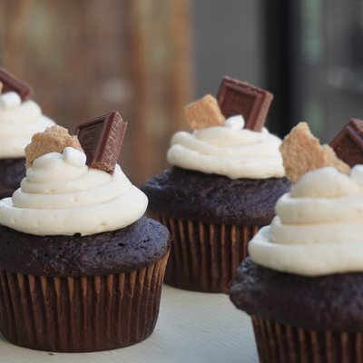 dozen s’more cupcakes