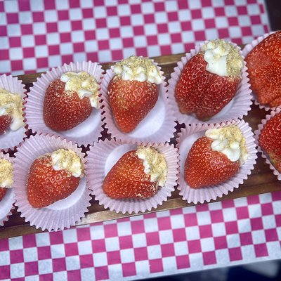 Cheesecake Stuffed Strawberries 