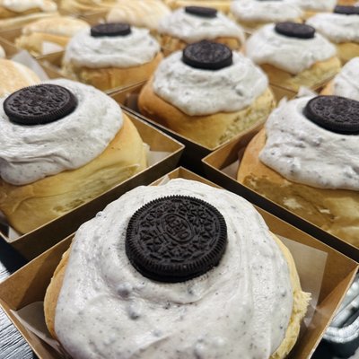 6 Jumbo Oreo Cinnamon Rolls (pan)