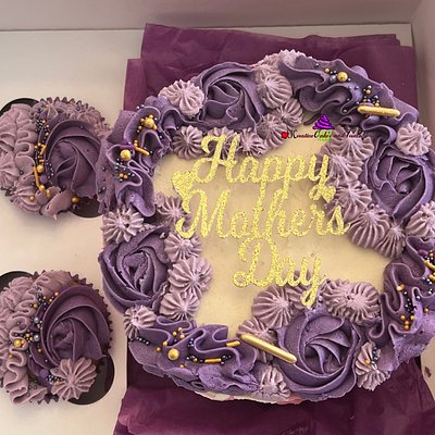 Mini cake with 2 cupcakes 
