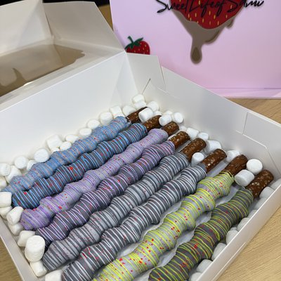 Caramel Pretzel Rods