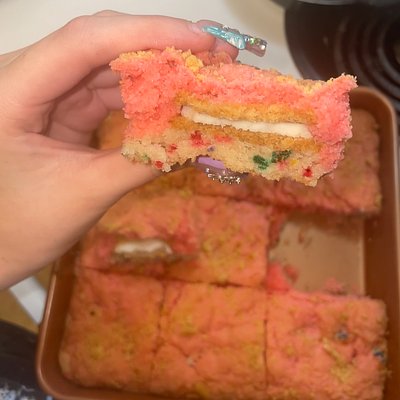 Strawberry slutty brownies 