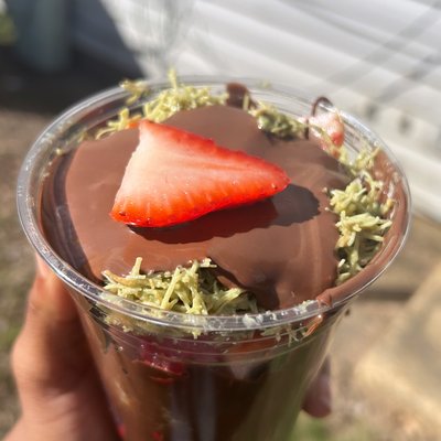 dubai chocolate covered strawberry cup 