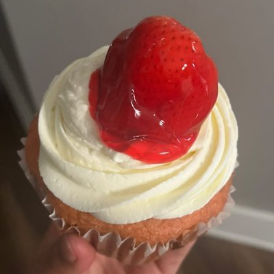 4 CT STRAWBERRY CRÈME JUMBO CUPCAKES
