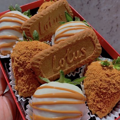 Chocolate Covered Strawberries With Toppings