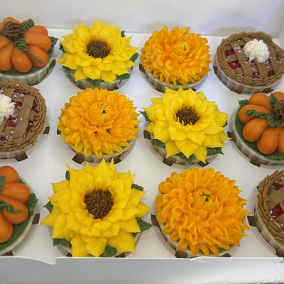 1 Dozen Or 1/2 Dozen Vanilla, Chocolate, Lemon Or Pumpkin Spice   Fall Cupcakes