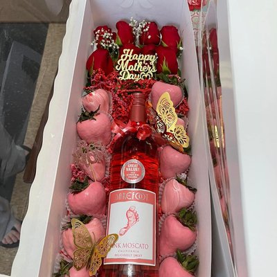 Wine Box W/ Strawberries & Roses