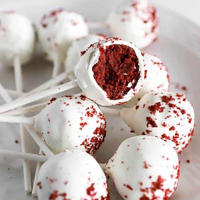Red Velvet Cake Pops (6)