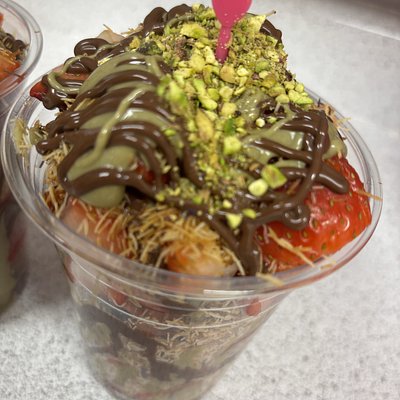 Dubai Chocolate Strawberry Cups 16oz