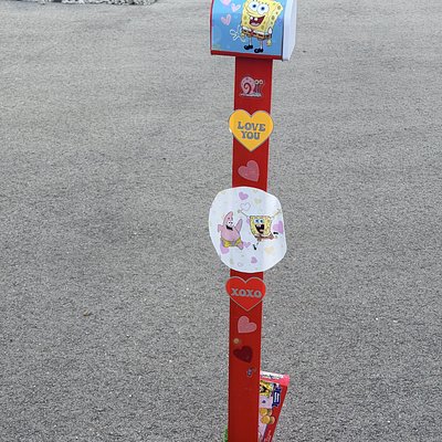 SpongeBob : Valentine’s Kid Mailbox Stand (As Pictured)