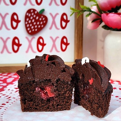 Chocolate Covered Strawberry Cupcakes 