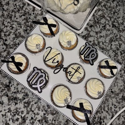 12 Custom Cupcakes🧁 