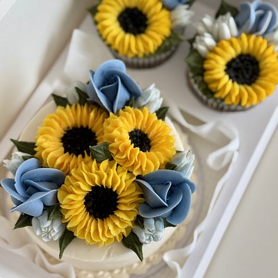 5” Single Layer Cake And 2 Cupcakes 