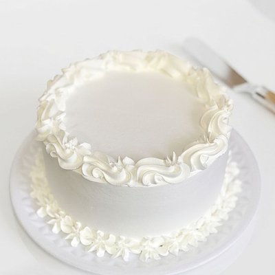 8" Custom Cake  ( Feeds 15-22 People)