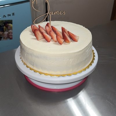 Gluten Free Strawberry Cake With Vanilla Buttercream 