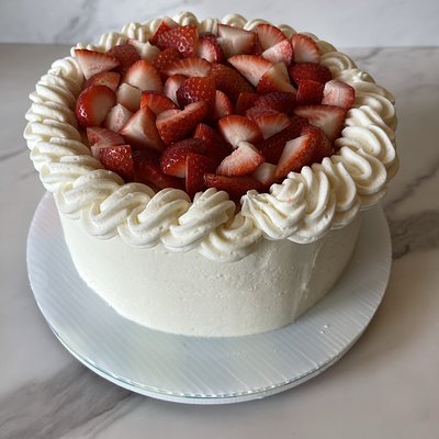 8in 2 layer round cake Or 6 In 3 Layer Cake