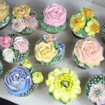 12 Boxed Jumbo Cupcakes 🧁🧁🌷🌹🌹🌸🌸⚘️⚘️🧁🧁🧁