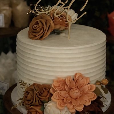 10” Round Custom Cake - 28 Servings