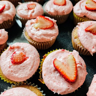 Yellow Cupcakes With Strawberry Buttercream 